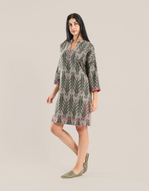Short dress with contrasting color trims